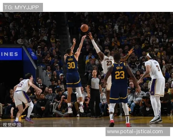 2015年NBA季后赛精彩回顾:勇士对阵老鹰的激烈对决与精彩瞬间分析 2015年NBA季后赛精彩回顾:勇士对阵老鹰的激烈对决与精彩瞬间分析